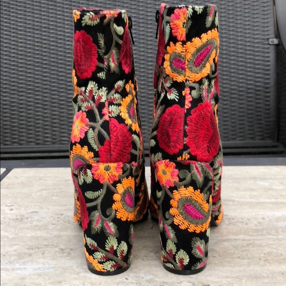 ***8.5 LAST PAIR!!!*** Embroidered Bootie NIB - Picture 6 of 8
